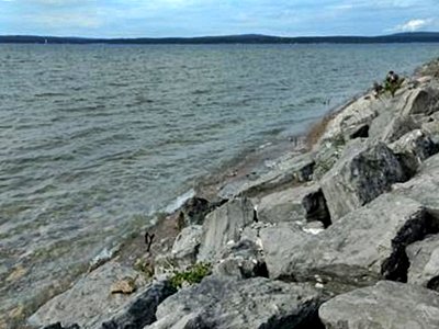 Here is the rock bed where I found the glass. The main patch can be seen where the gentleman in the photo is sitting.