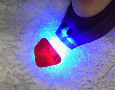 glows under UV 